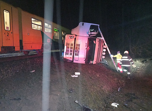 V Železnici se srazil vlak s náklaďákem. Provoz bude omezen do pátku