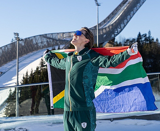 Lyžař z JAR zhodnotil olympijskou kantýnu. Pobavil a za odměnu dostal pizzu s vlajkou