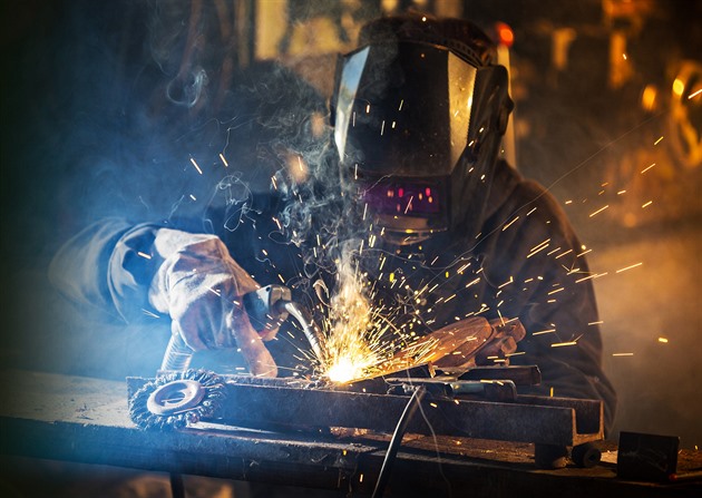 Průmysl stoupl, rostla většina odvětví. Oživení bude pokračovat, soudí ekonomové