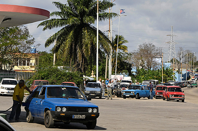 Stovky ruských turistů uvázly na Kubě. Ta zavádí drastická úsporná opatření