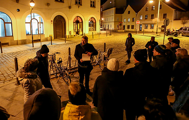 Nevěstince stávaly u kasáren, aby to měli vojáci blízko, líčí při vycházce spisovatel