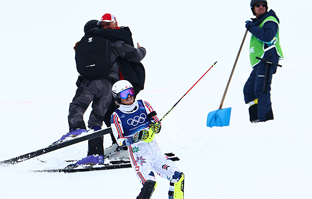 Přemohly mě emoce. Slalomář o frustraci ze ztráty zlata i o radosti trenéra soupeře