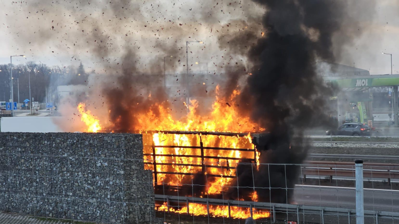 Z kamionu na D8 šlehaly plameny. Zasahovali hasiči i policisté, provoz na dálnici je omezený