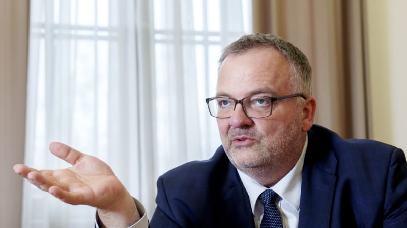 Koalice zvýší seniorům a studentům slevu na jízdném. Ministr Bednárik oznámil termín změny