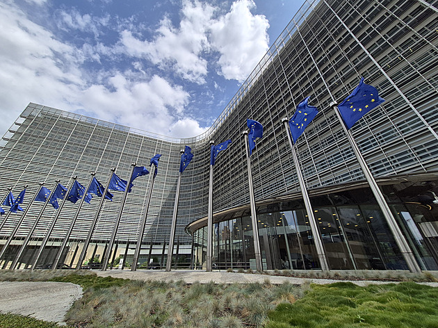 Evropská komise chce 2500 nových úředníků. Šetřete, píše devět zemí včetně Česka