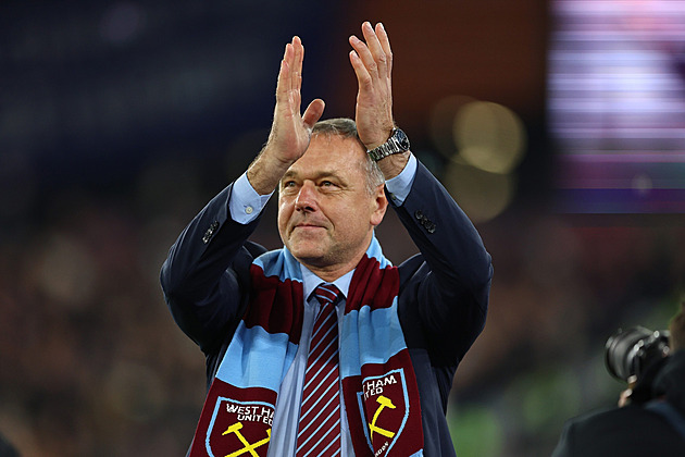 Emotivní pocta pro Mikloška. West Ham brankáře přivítal choreem i popěvkem