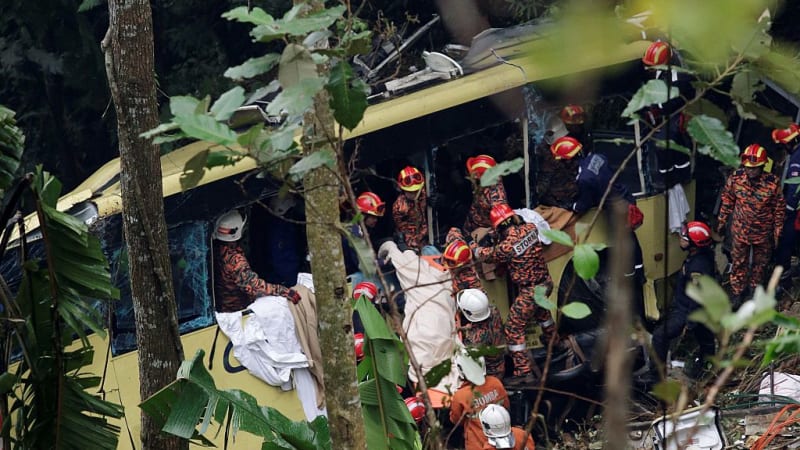 Tragédie v Nepálu: Autobus s turisty sjel ze srázu, zemřelo nejméně 19 lidí