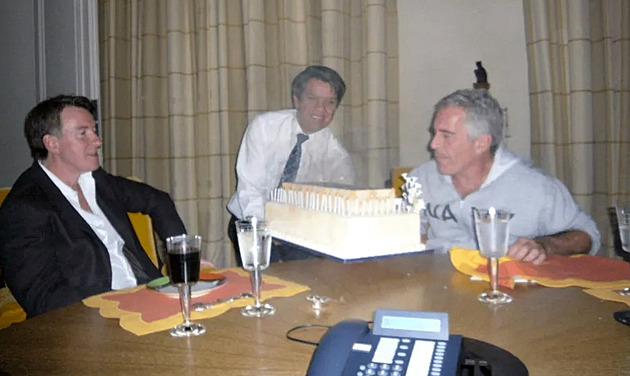 Britská policie propustila exministra Mandelsona, který figuruje v Epsteinově kauze