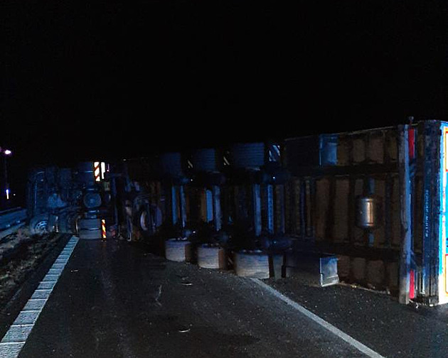 Dálnici D2 u Břeclavi ve směru na Brno zablokoval převrácený kamion