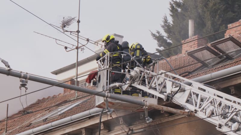 Dramatické záběry: Policisté zachránili zakrvácenou ženu po výbuchu domu v Brně