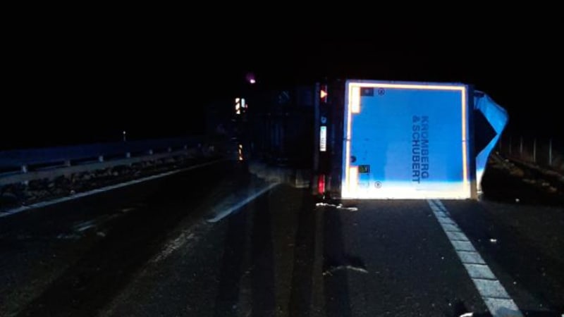 Převrácený kamion zastavil D2 u Břeclavi. Dálnice na Brno devět hodin stála