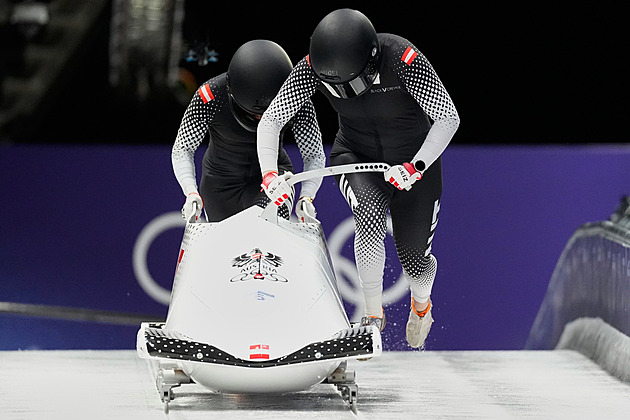 Řítil se v převráceném stroji. Bobista po hrozivé havárii na ZOH opustil nemocnici