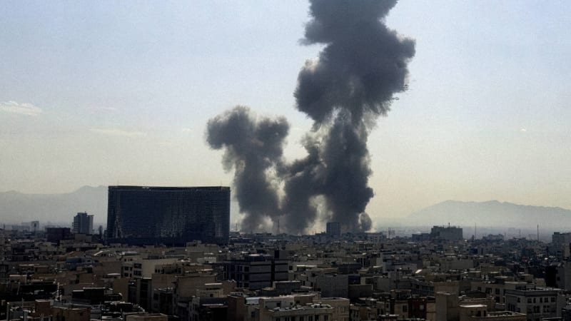 Ochromený Írán hledá vůdce. Ve hře je Trumpův tajný favorit i řada radikálů, zemi hrozí rozpad