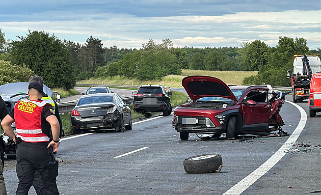 Hromadná nehoda sedmi aut uzavřela D6 u Chebu