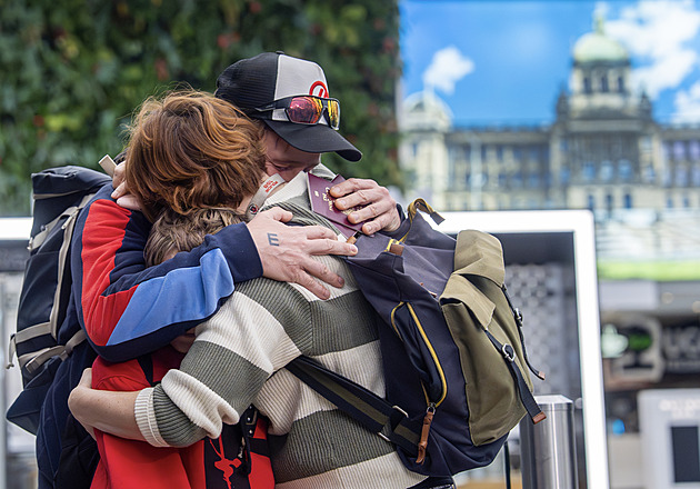 Příběhy Čechů, kteří přiletěli z Ománu. Někteří hovoří o štěstí, jiní, že se vrátí