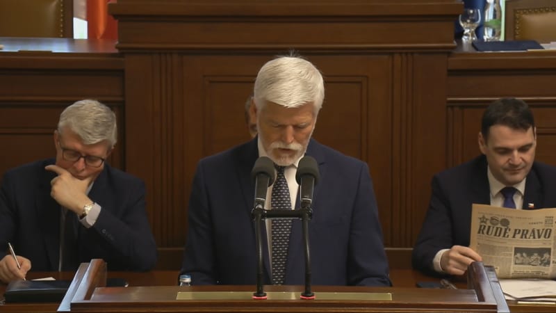 Macinka při Pavlově projevu listoval Rudým právem. Ukazoval jsem Zůnovi dobové články, tvrdí