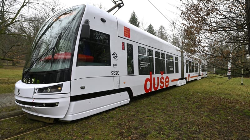V Praze vyjela Duševní tramvaj. Cestujícím odhalí, kam se obrátit pro psychologickou pomoc