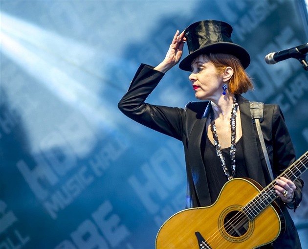 Hlas jako smirkový papír. Folková písničkářka Suzanne Vega zahraje v Praze