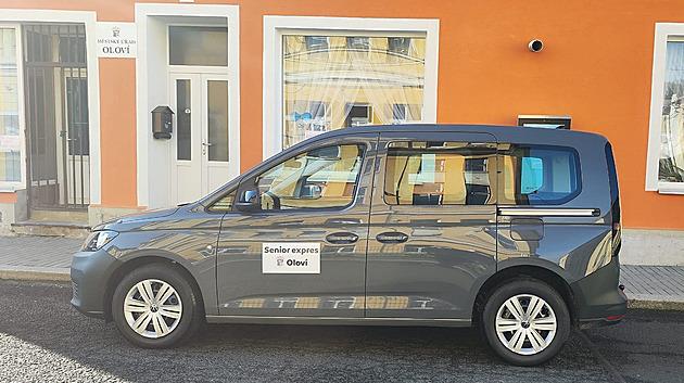 Seniory z Oloví vozí speciální taxi k lékaři i na nákupy do sousedního Německa