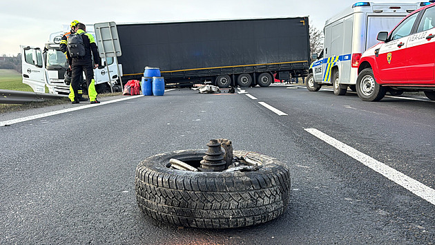 Osobák vjel u Velvar do protisměru, při srážce s kamionem zemřeli dva lidé