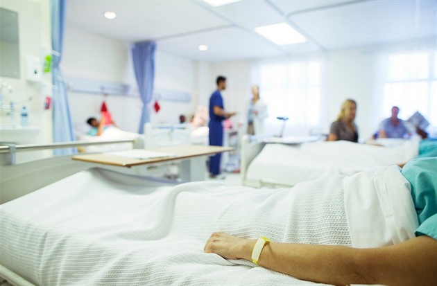 Sebral nůžky a utekl oknem. Agresivních pacientů přibývá, nemocnice dělá opatření