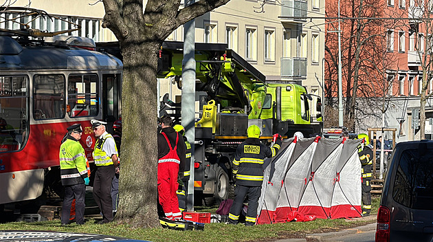 Tramvaj v Praze srazila dívku, ta skončila zaklíněná pod vozem a na místě zemřela