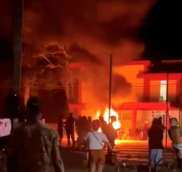 Kubánci zaútočili na sídlo komunistů. Protesty kvůli výpadkům proudu sílí