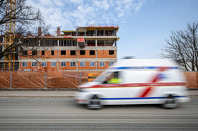 Lékaři v Hradci vyhlížejí další roboty, pacient by v den operace šel domů