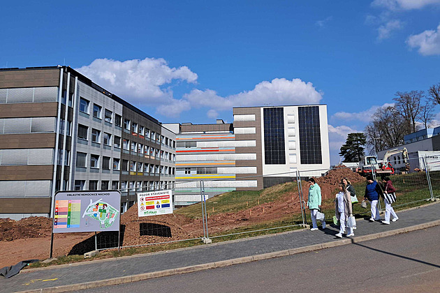 Pacientům v Náchodě pomůže s léčbou zahrada, záchranka získá zázemí