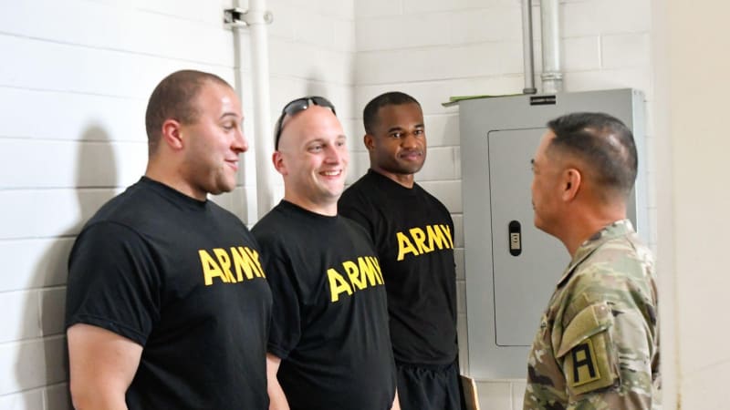 Pád na hlavu v opilosti a ztráta tajných map. Americký generál přišel na Ukrajině o kariéru