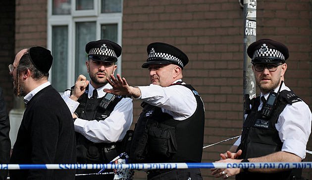 Londýn reaguje na žhářský útok. Přes 250 policistů bude chránit židovskou komunitu