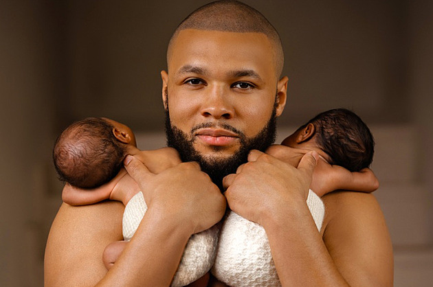 Boxerský šampion ukázal něžnou fotku dvojčat, gratuloval mu i největší rival