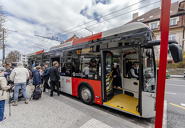 Nová trolejbusová linka v Praze. První spoj jel plný, nadšenec na něj čekal dvě hodiny
