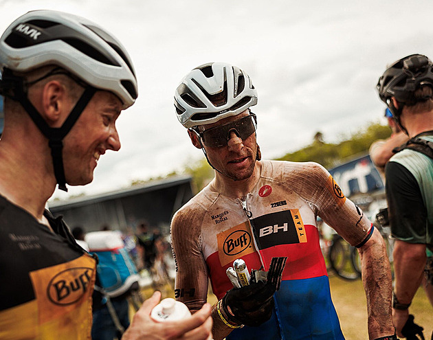Budíček nad ránem, čtyřicet ve stínu i divá zvěř. Stošek o nejtěžším bikerském klání