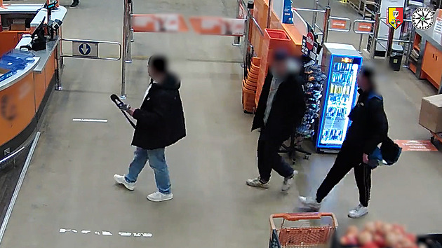 Koupili kladivo, pak s ním v Praze vykrádali obchody i trafiky