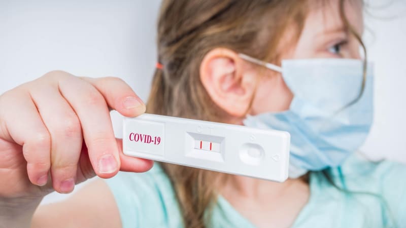 Nová varianta covidu „cikáda“ v Česku: Postihuje hlavně děti, varují vědci. Co o mutaci víme?