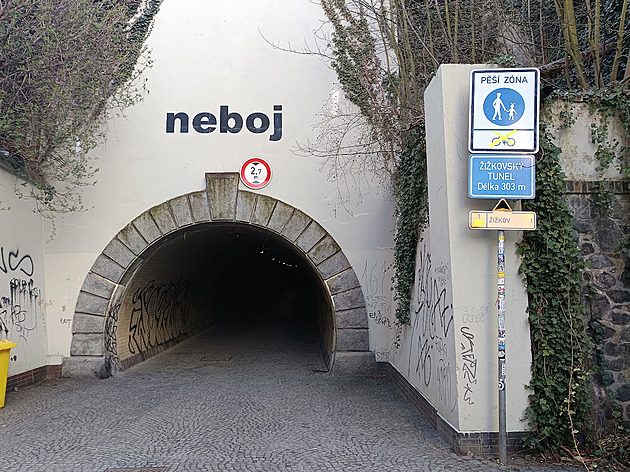 Pravidla se tu nedodržují. Po nehodě v Žižkovském tunelu chce radnice úpravy