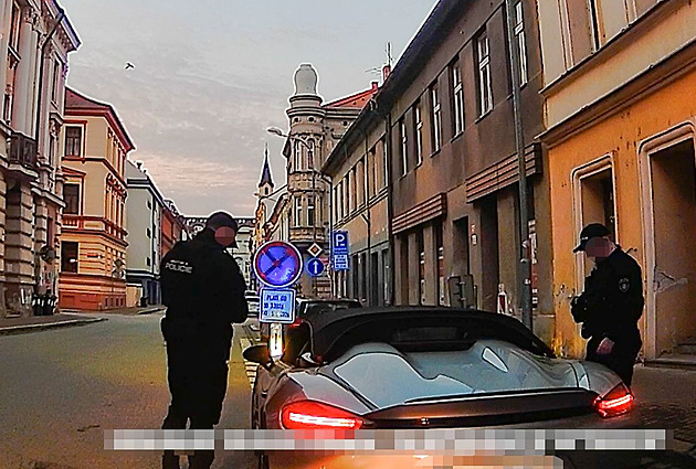 Bezdůvodně troubil a túroval motor, potom se řidič porsche oháněl demokracií