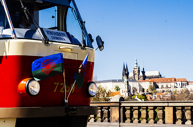 Symbol respektu a rozmanitosti. Tramvaje v Praze jezdí s romskými vlaječkami