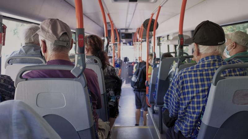 Šofér autobusu napadl v Malackách seniora: Svědci mluví o provokaci a vybržďování