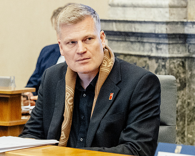 Prezident s námi nespolupracuje, tak my s ním taky ne, řekl Turek. Orbána přirovnal k Havlovi