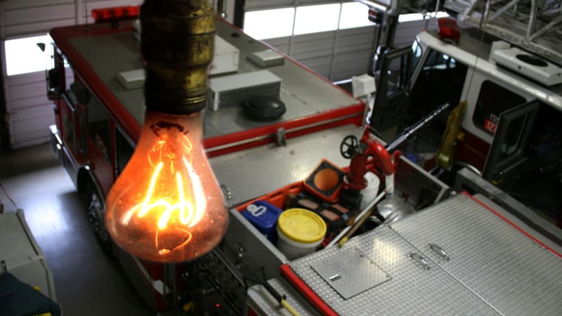 Nejstarší funkční žárovka světa svítí už 125 let. Lidé se přou, co za tím stojí