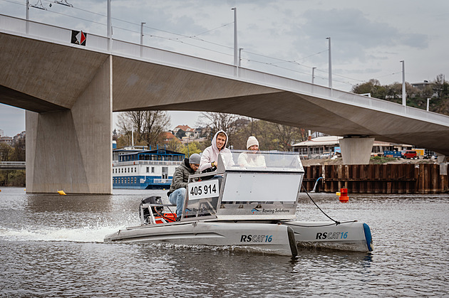 OBRAZEM: Dvorecký most, jak jste ho ještě neviděli. Takto vypadá z hladiny Vltavy