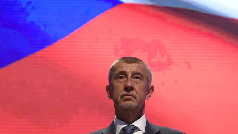 Poslanci řeší Den vlajky: Šťastný mluví o posílení hrdosti, Haas o přepáleném humbuku