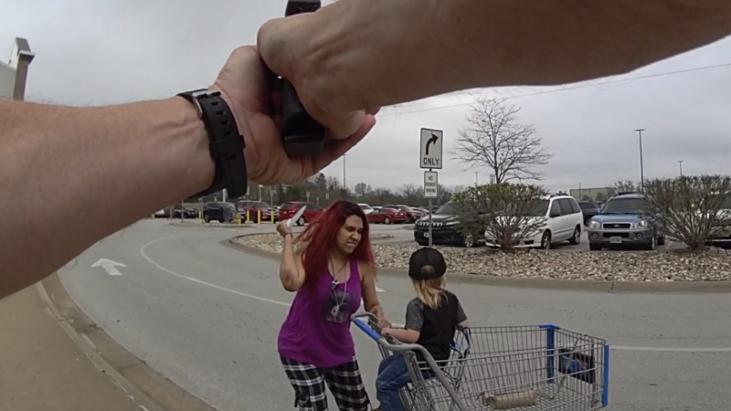 Žena zaútočila na tříletého chlapce nožem, ukazují fotografie. Policie z Omahy ji zastřelila