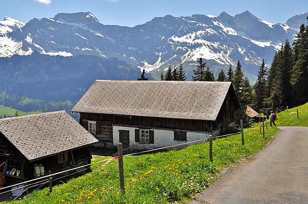 Šílenství českých hypoték: v Praze ceny drtí trh, investoři utíkají do Švýcarska