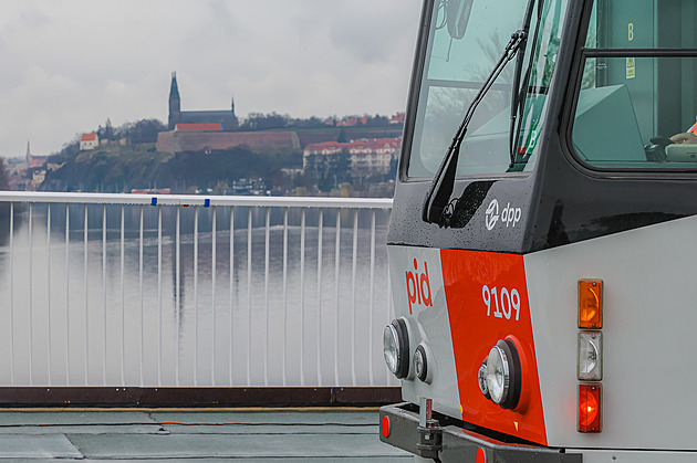 Jak dojet do práce a do školy MHD a neztratit se kvůli Dvoreckému mostu