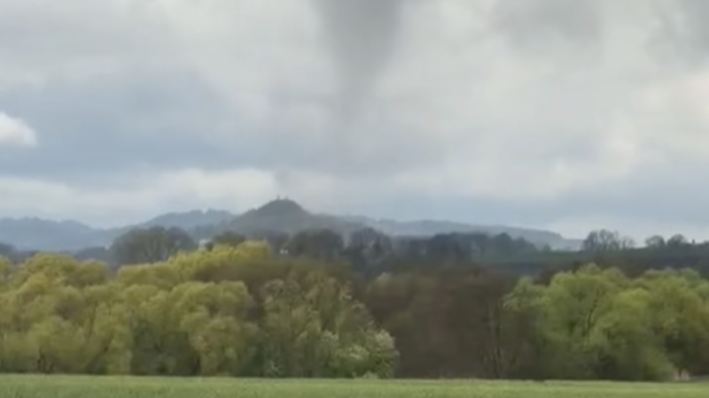 V Česku řádilo tornádo, potvrdili experti. Fotky ukazují vzdušný vír na Jičínsku