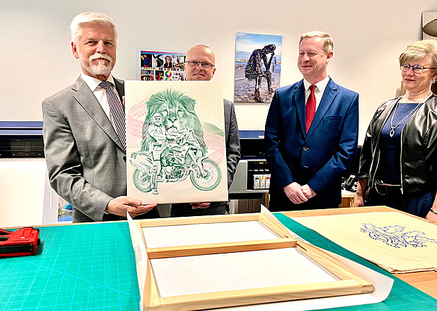 Vážím si toho, že vláda zatím nerozhoduje o mých krajských cestách, rýpl si Pavel