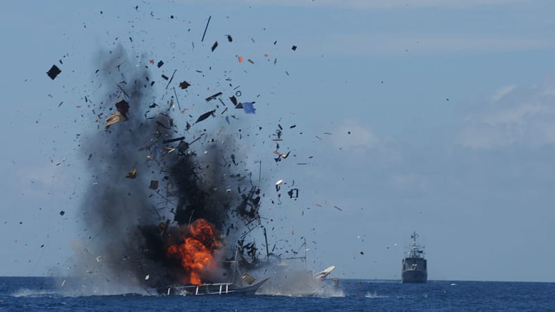 Zničili jsme v Pacifiku loď teroristů, oznámily USA. Výbuch plavidla zachytilo video
